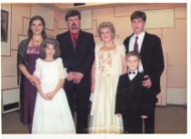 Familia Tkacenko - Ana, Dumitru, Elena și Nicolae și părinții Alexandra și Alexei. Nunta de argint a părinților.